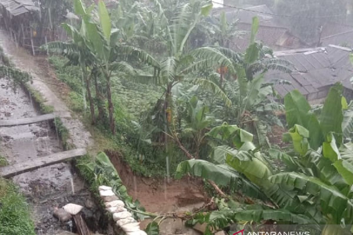 Saluran irigasi jebol, tujuh rumah di Sukabumi rusak