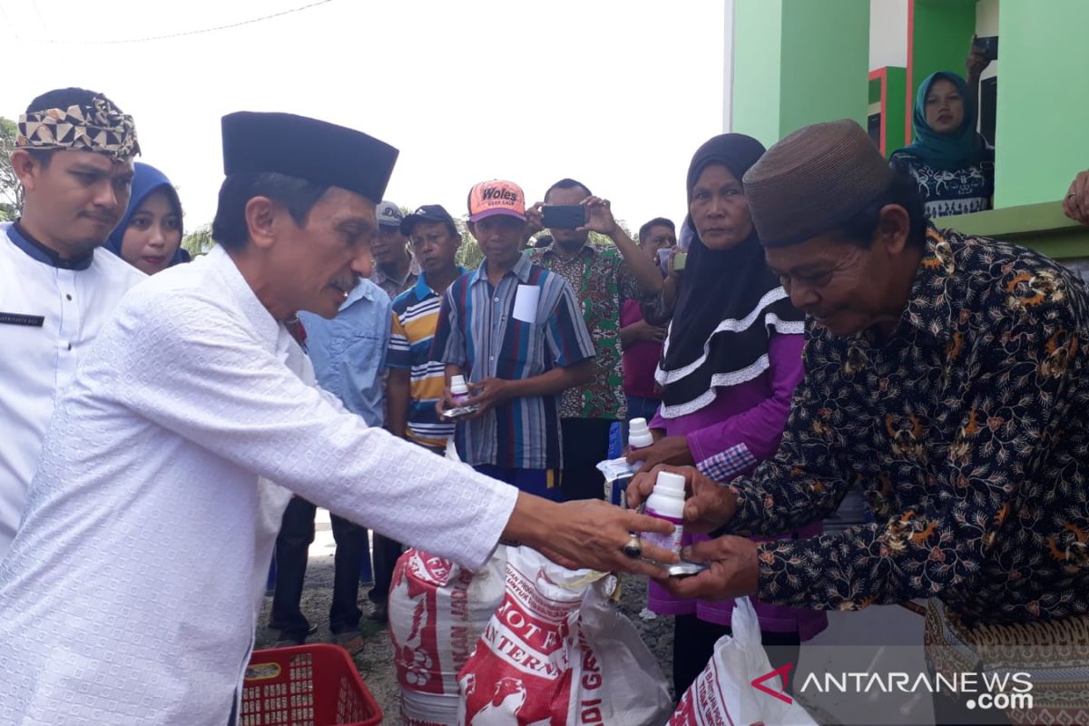 Bupati Gorontalo salurkan bantuan ternak ayam
