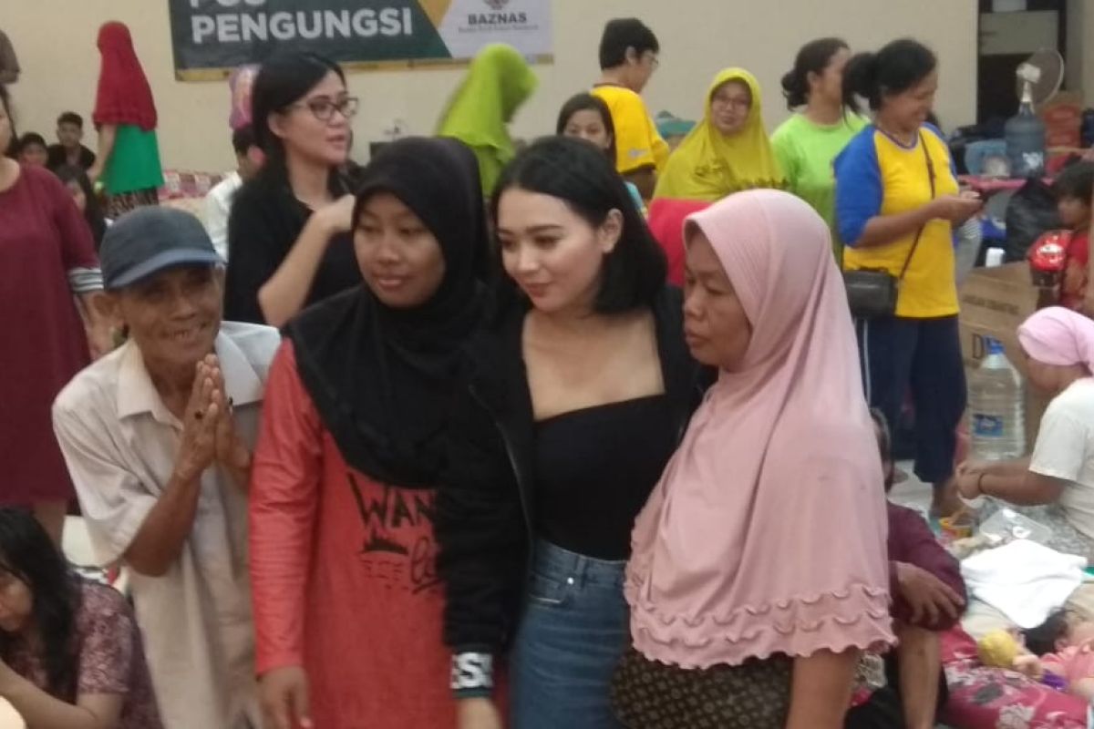 Wika Salim hibur pengungsi terdampak banjir di GOR Pengadegan