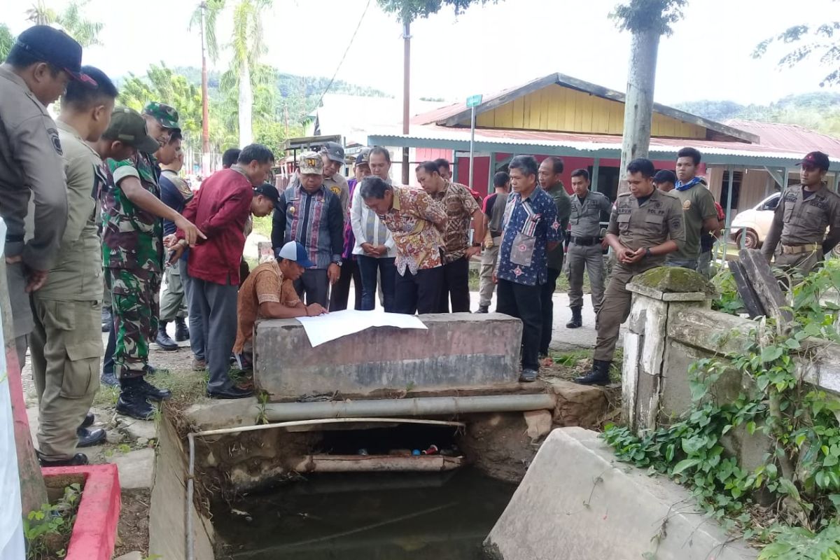 Antisipasi banjir Dinas PU Kolaka bersihkan saluran pembuangan