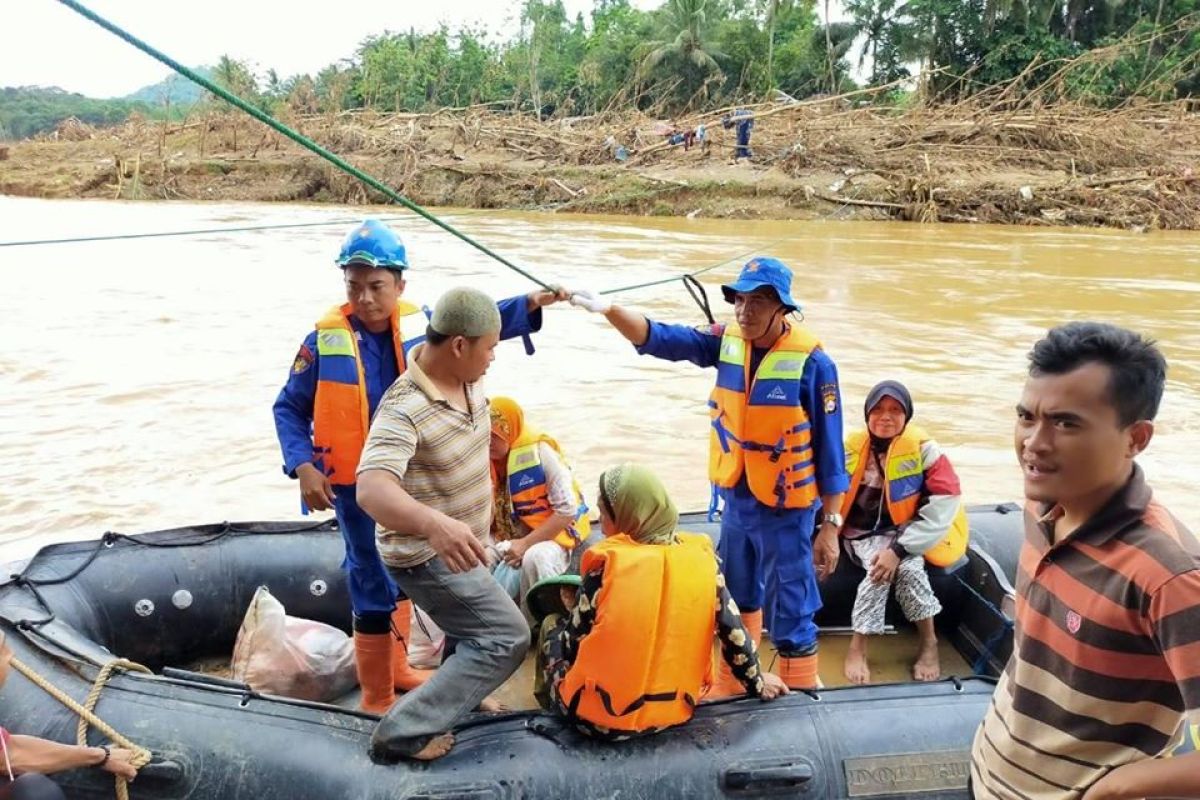 Polairud Banten evakuasi masyarakat yang terisolasi akibat banjir bandang Lebak