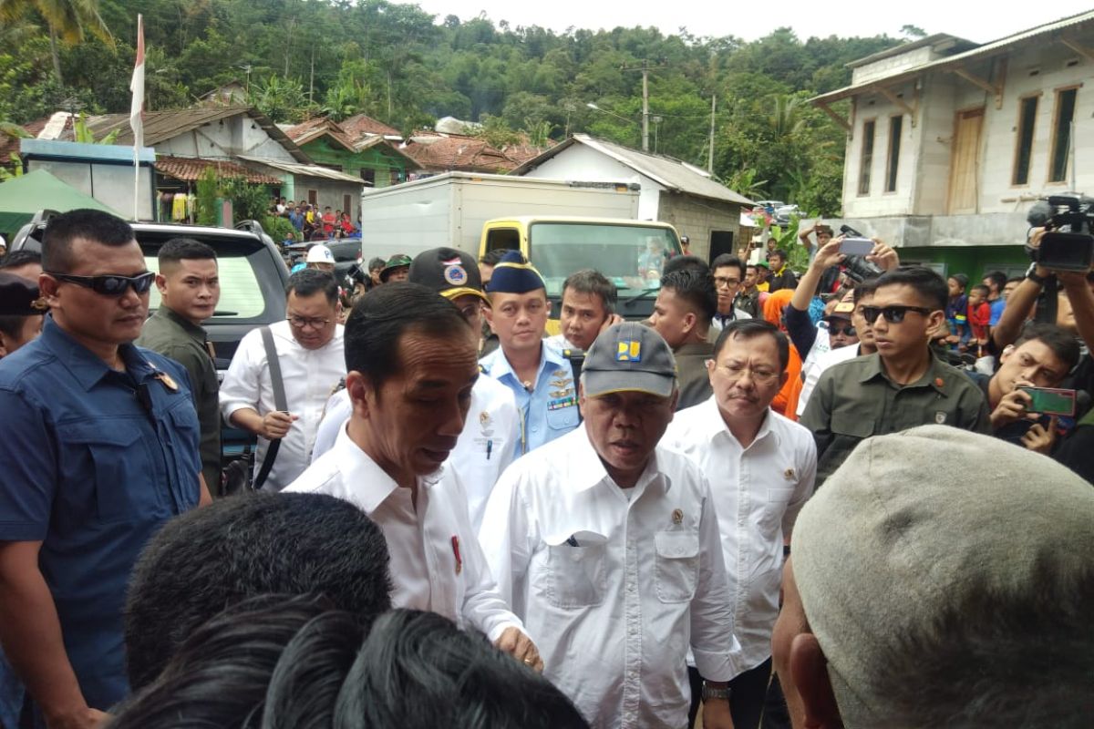 Jokowi visits flash flood victims in West Java's Bogor District