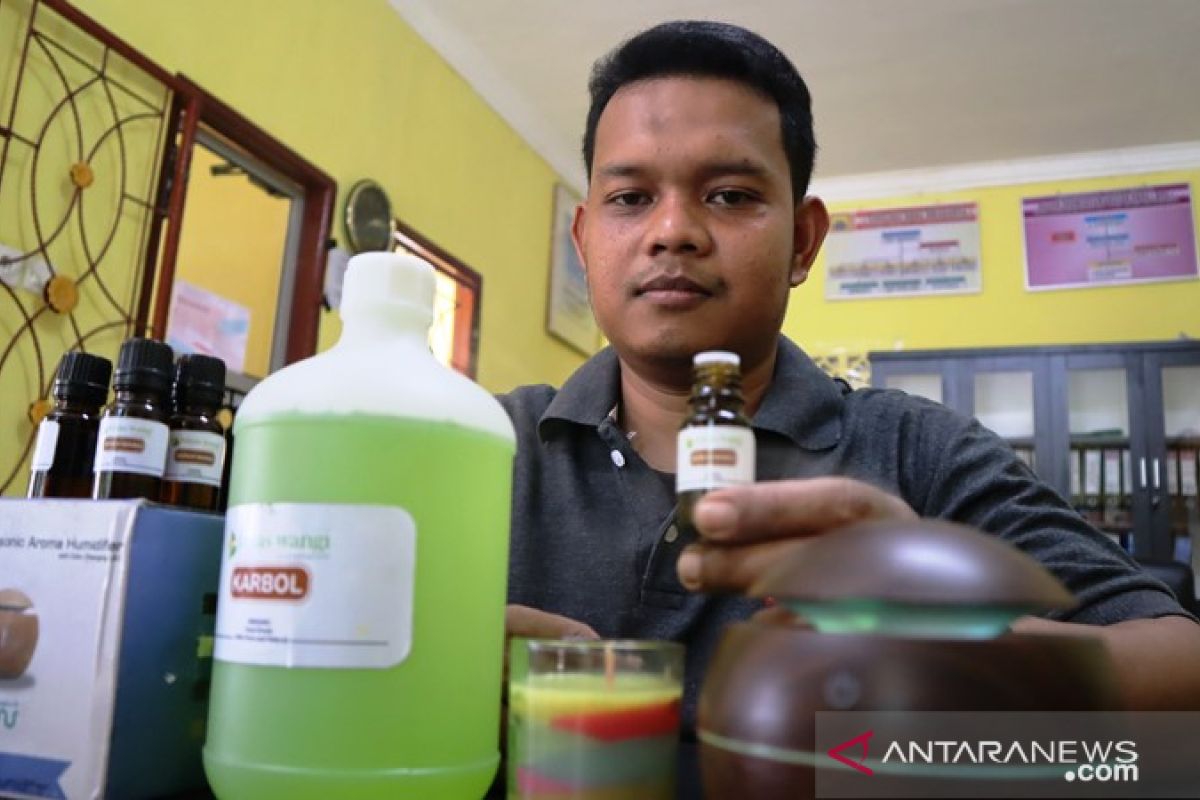 Tamatan analisis kimia ini kembangkan minyak serai dengan kandungan citronella 44,30 persen (Video)