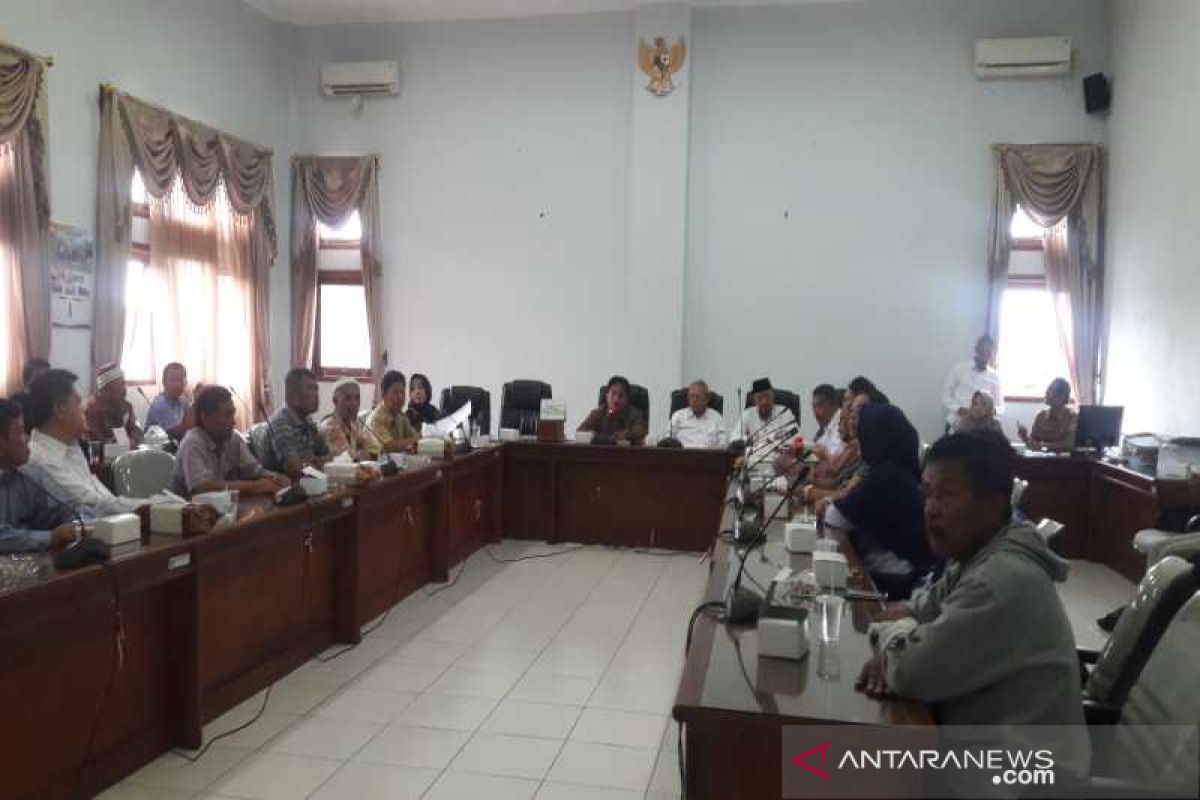 Nasabah BKK Pringsurat geruduk DPRD Temanggung, tagih pengembalian tabungan