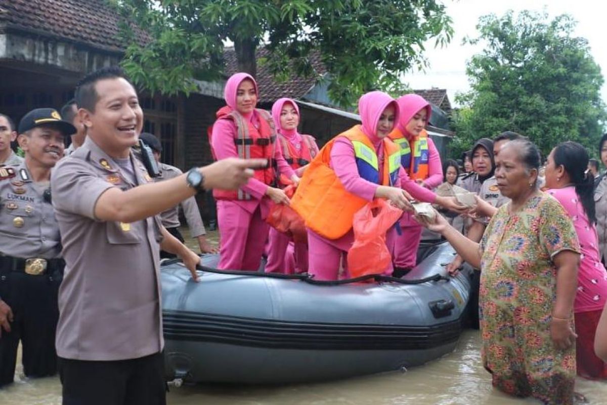 Genangan banjir belum tinggi, warga Gresik menolak dievakuasi