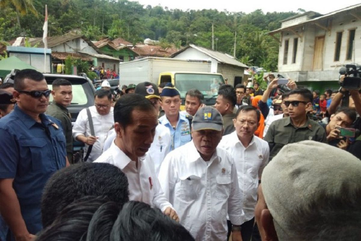 Presiden Joko Widodo tinjau masyarakat terdampak banjir bandang di Kabupaten Bogor