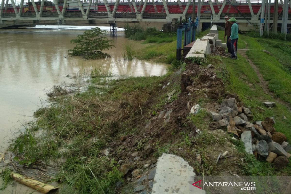 Tanggul kanan Sungai Wulan Kudus mengalami keretakan