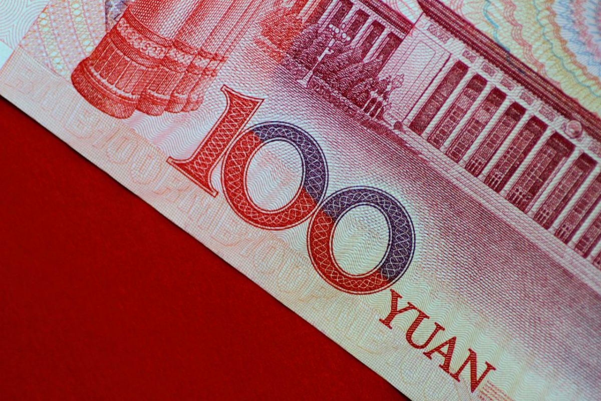 Yuan kembali jatuh 530 basis poin menjadi 6,9779 terhadap dolar AS