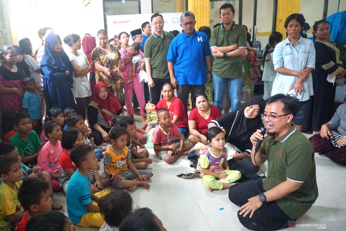 Karyawan Sharp Indonesia laksanakan trauma healing untuk korban banjir