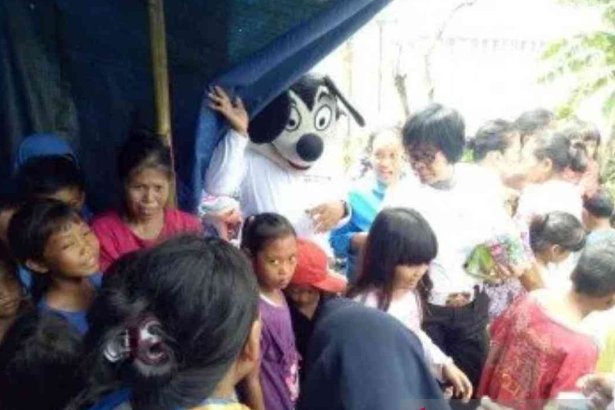 Polrestro Bekasi hibur anak korban banjir untuk hilangkan trauma