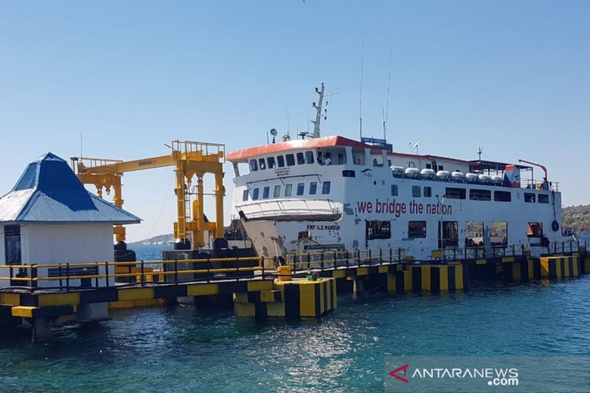 Tiga kapal feri ke Rote untuk angkut penumpang yang tertahan akibat cuaca buruk