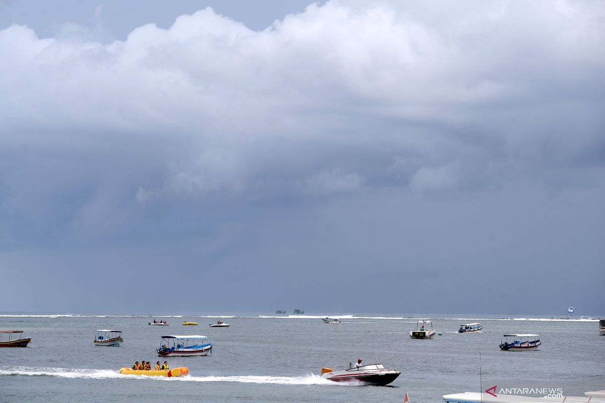 Wahana permainan air Tanjung Benoa berlakukan buka-tutup akibat cuaca buruk