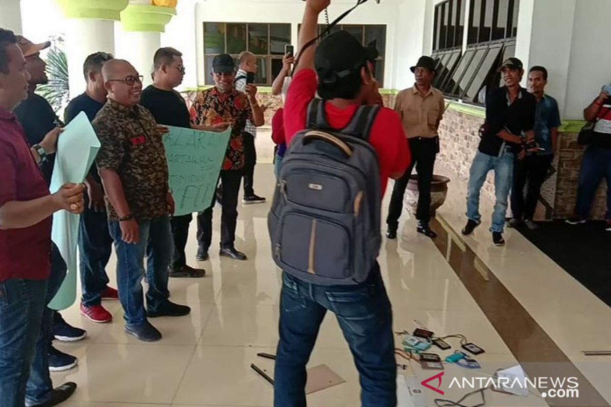 Puluhan wartawan geruduk Balai Kota, Pemkot Tanjungbalai minta maaf