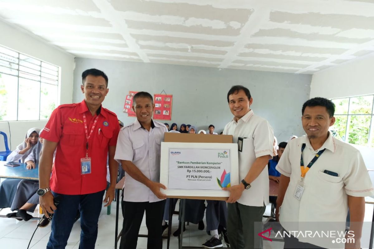 PLN salurkan bantuan peralatan multimedia ke SMK Fardillah Maros