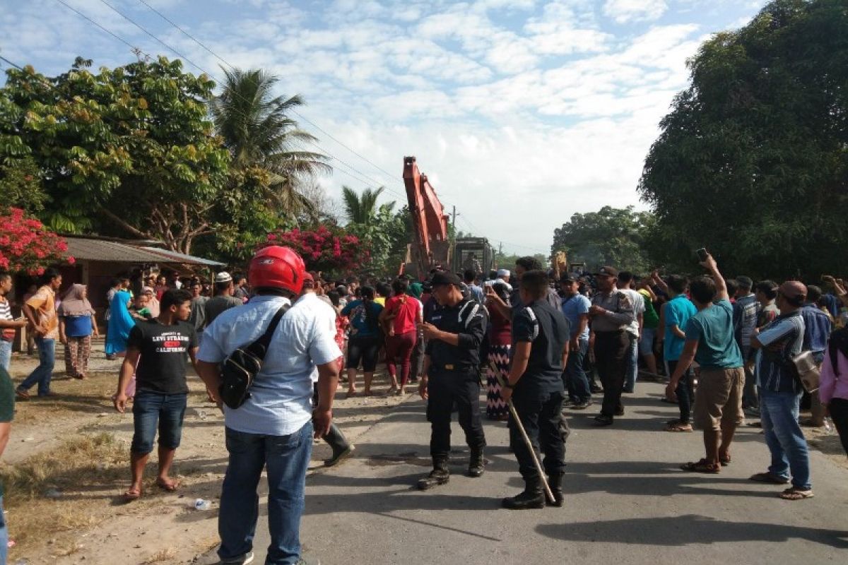 Nyaris bentrok, pembongkaran bangunan warga Sawit Seberang Langkat ditunda
