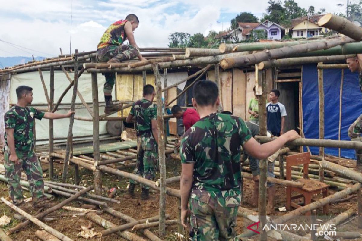 TNI dirikan tenda bambu untuk pengungsi korban longsor di Sukajaya Bogor