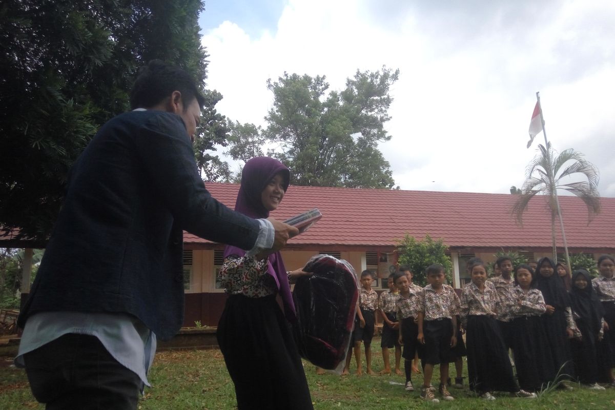 Pemerintah salurkan perlengkapan sekolah untuk anak-anak Talangsari