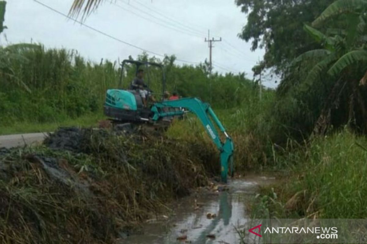 Pemdes Rias Bangka Selatan normalisasi aliran irigasi cegah persawahan banjir