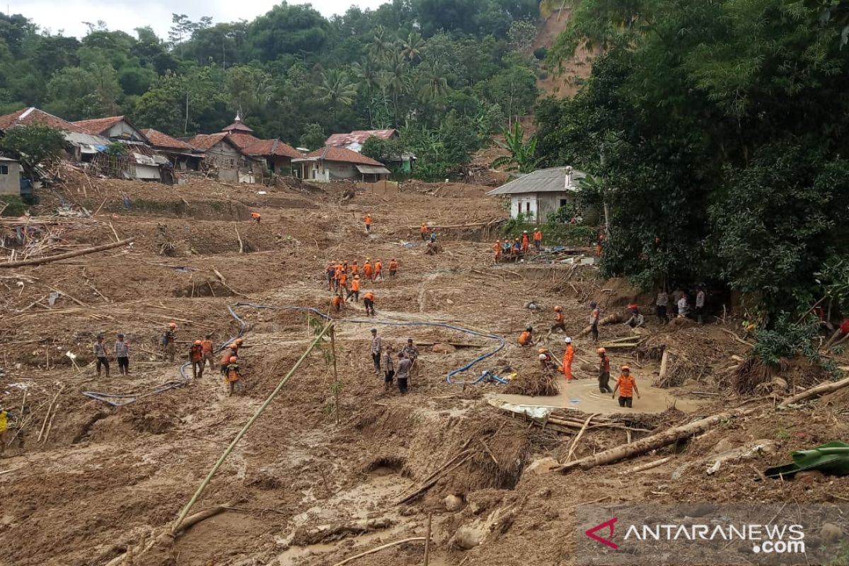Tiga korban longsor di Bogor belum ditemukan