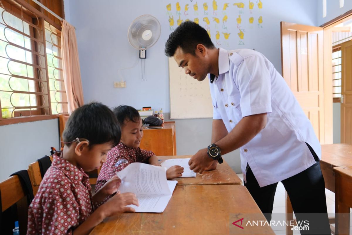 Syahrul Hakim sang guru "SLB" penyebar cinta pada anak difabel