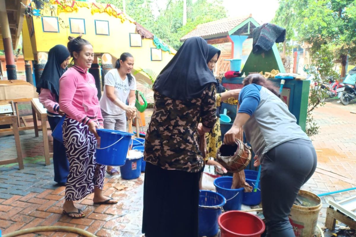 SDN Bintaro 05 Pagi libatkan orang tua murid  bersihkan lumpur sisa banjir