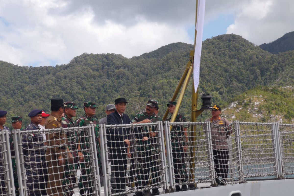 Jokowi ke Natuna ingin pastikan penegakan hukum