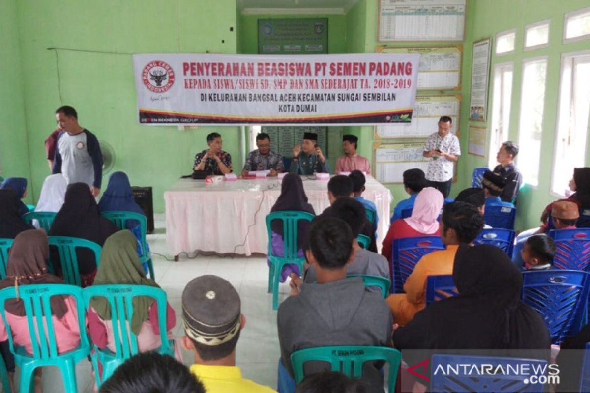 Semen Padang Salurkan 50 Beasiswa Pendidikan di Dumai