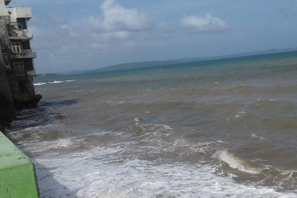 Gelombang tinggi di wilayah perairan NTT dipicu siklon tropis 