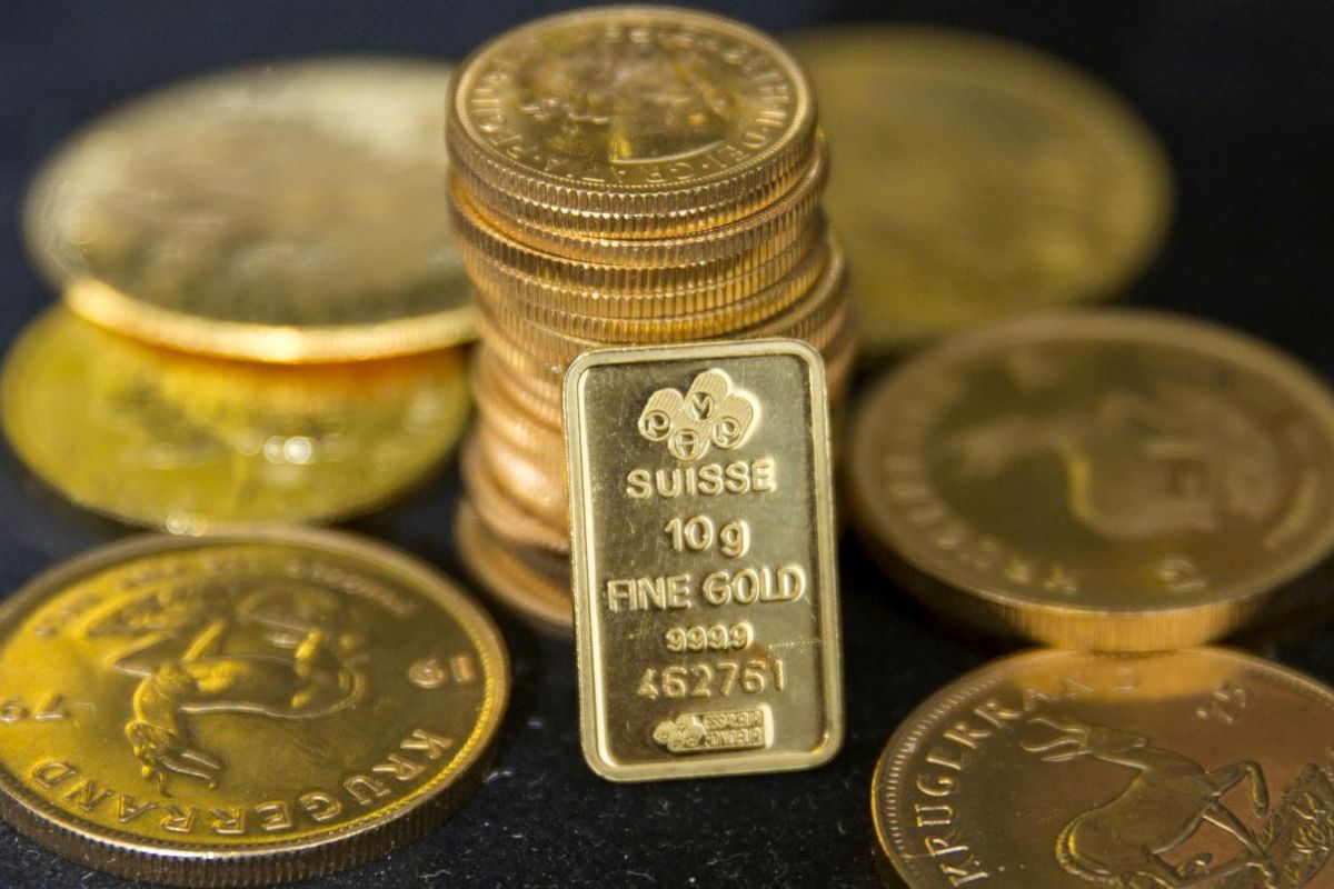 Giliran emas anjlok di bawah 1.900 dolar AS, tertekan 