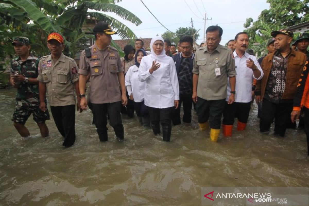Khofifah: Pembuatan tanggul jadi solusi atasi banjir luapan Kali Lamong (Video)