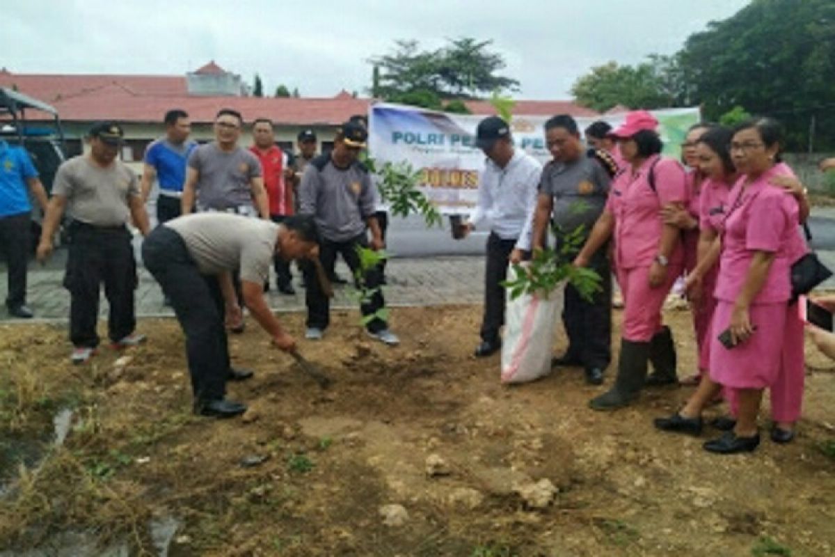 Ratusan pohon ditanam polisi di Kabupaten Minahasa Selatan