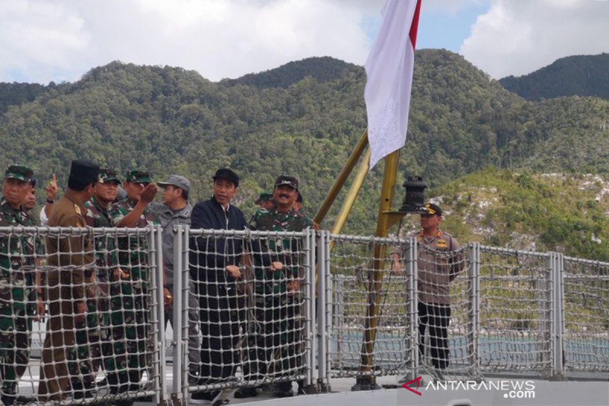 Jokowi ke Natuna pastikan penegakan hukum di ZEE Indonesia