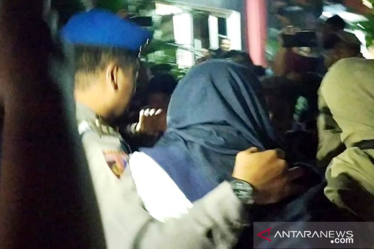 Empat petugas KPK geledah ruang kerja Bupati Sidoarjo