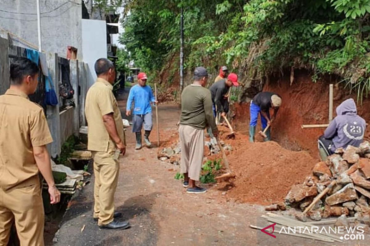 Pemkot Tangsel perbaiki sembilan turap jebol usai banjir