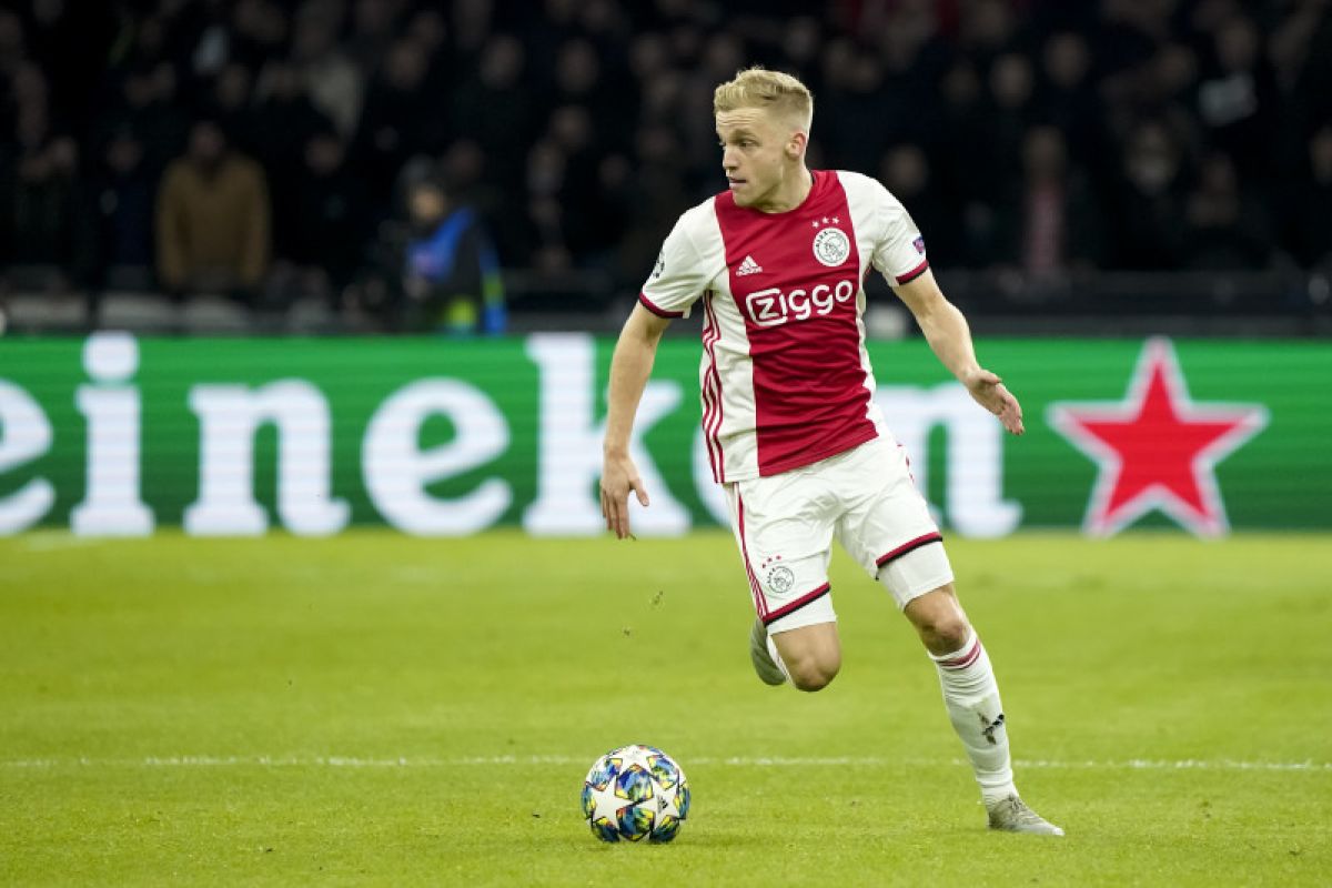 Manajer  MU Solksjaer berpaling ke gelandang Ajax Donny van de Beek