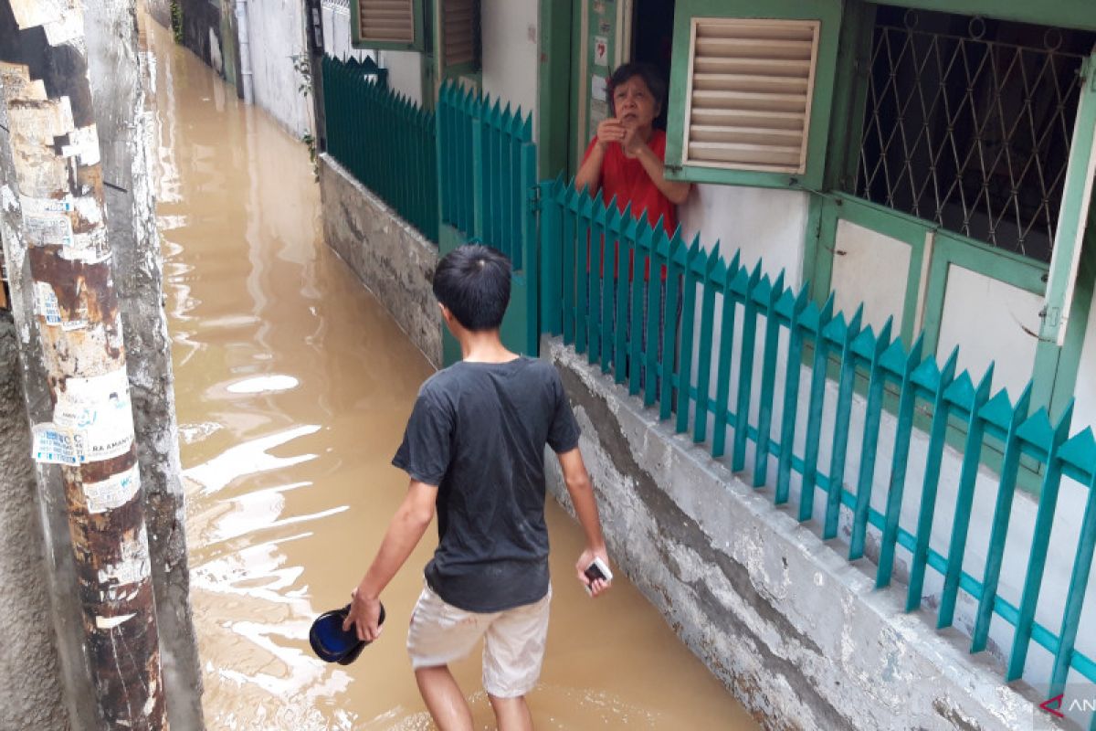 Banjir di kawasan Semanan paling lama surut, ini penyebabnya