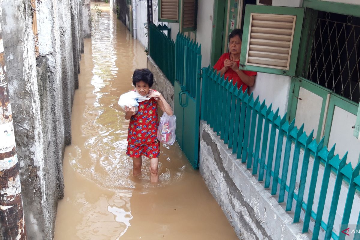 BNPB cautions Jakartans against extreme weather