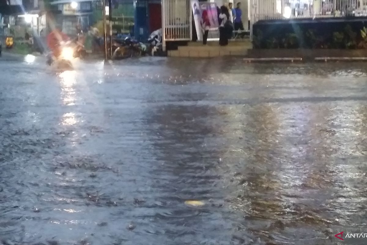 Sejumlah kawasan di Padang direndam air hingga satu  meter