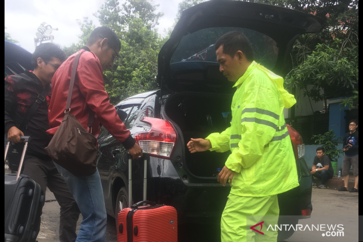 Walau terkunci untuk umum, sejumlah mobil keluar masuk gedung DPP PDIP