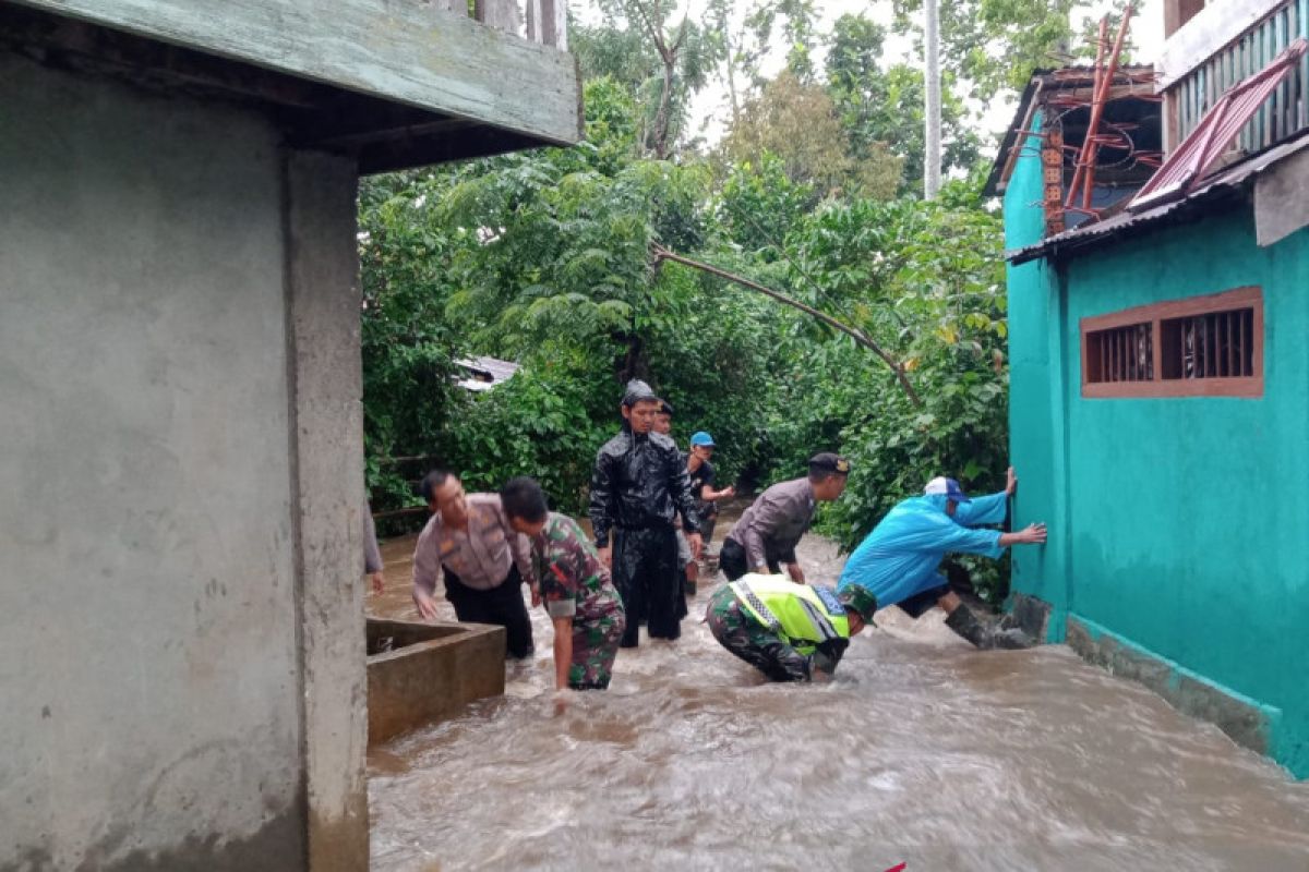 Korban longsor dan banjir di Lahat-Sumsel dievakuasi TNI
