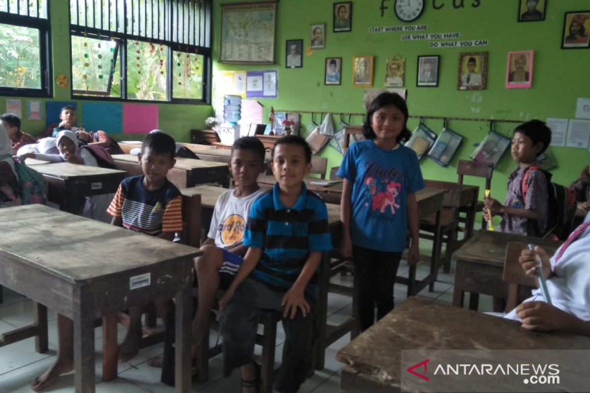 Ratusan pelajar SD Kramat Jati bersekolah dengan pakaian bebas