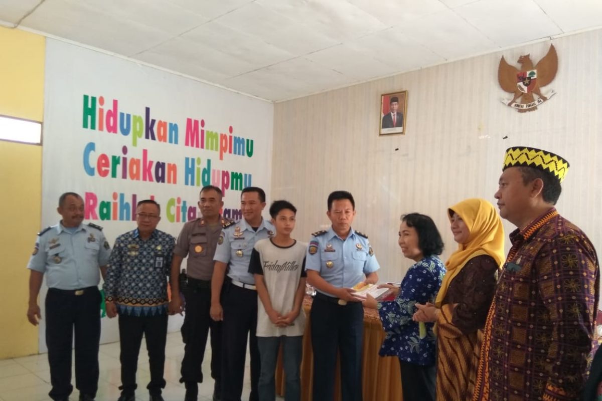 Pemprov Lampung serahkan buku ke LPKA Klas II