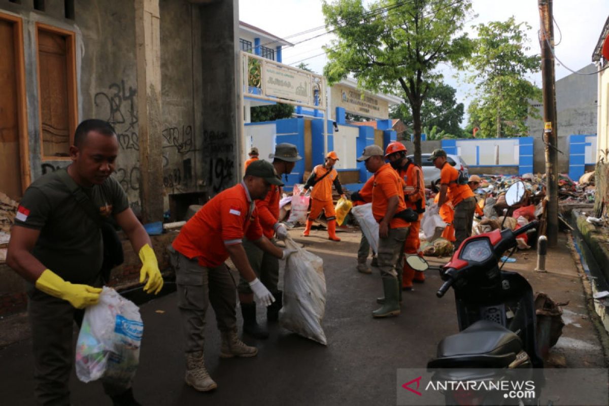 Jaktim evakuasi 6.250 meter kubik sampah banjir