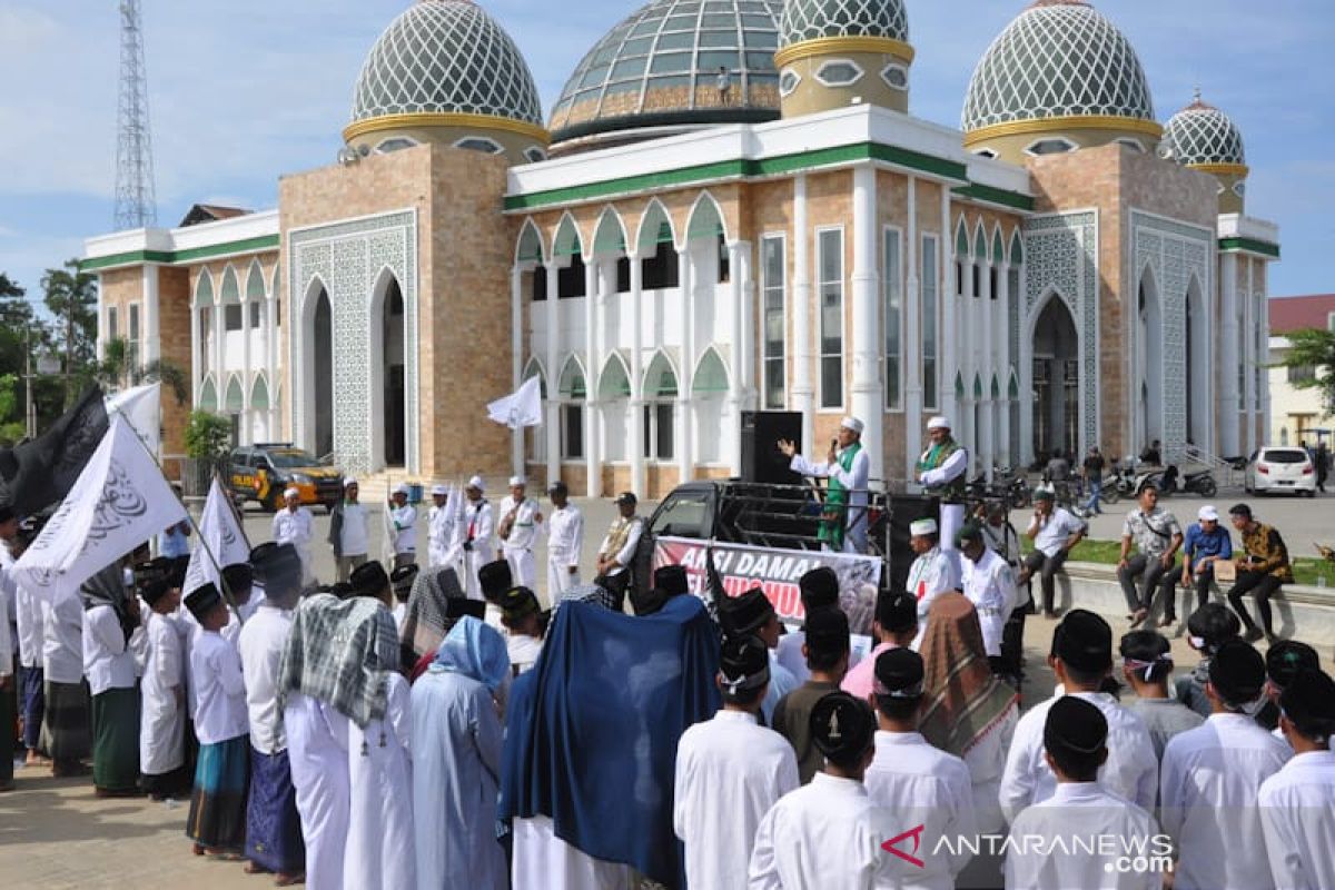 Ratusan santri gelar aksi bela muslim Uighur di Aceh Timur