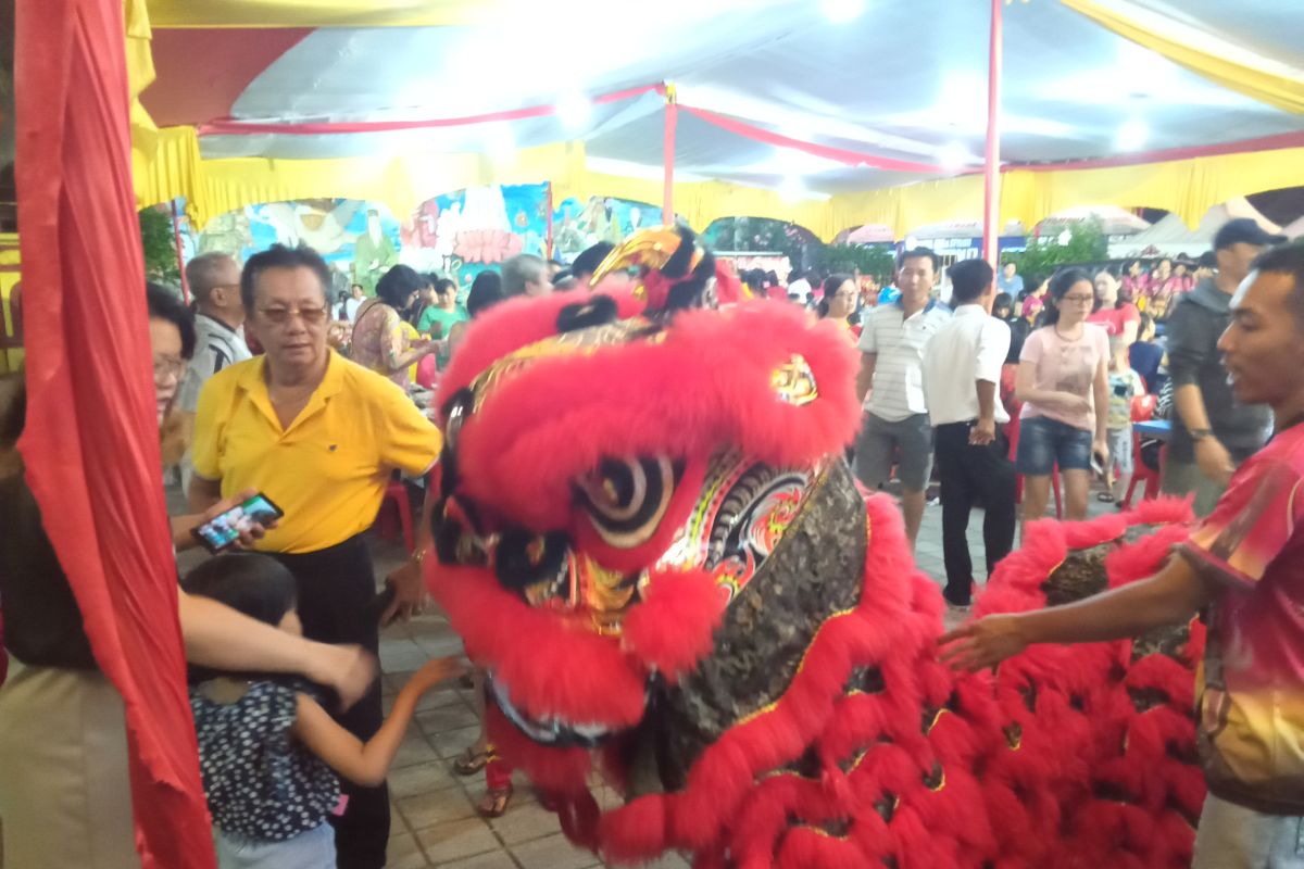 Ethnic Chinese in Padang holds the sincia night market welcomes Chinese New Year