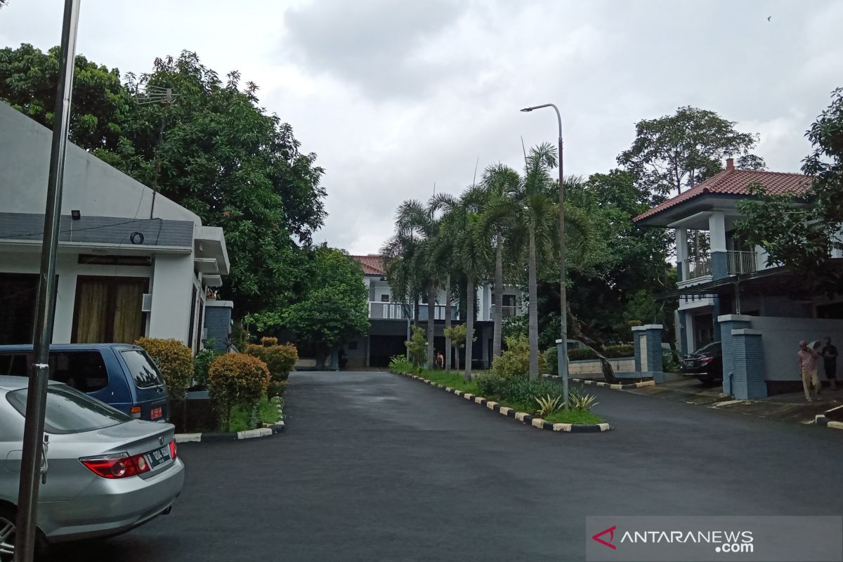 Rumah dinas Komisioner KPU Wahyu Setiawan sepi dan dijaga ketat