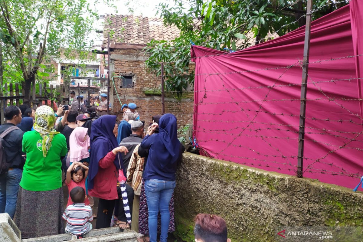 Makam almarhumah ibu Rizky Febian dibongkar