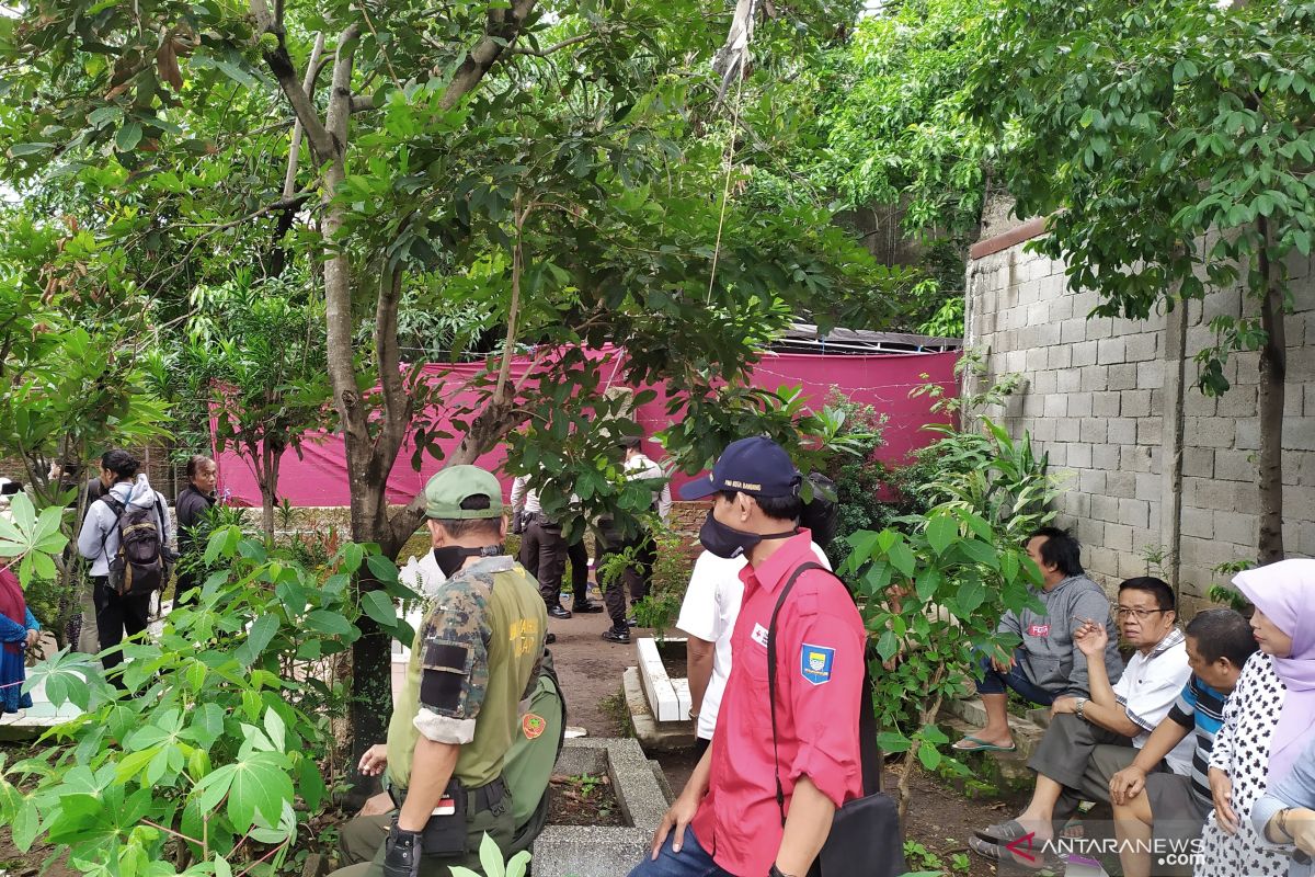 Makam ibu Rizky Febian akan dipindahkan setelah autopsi