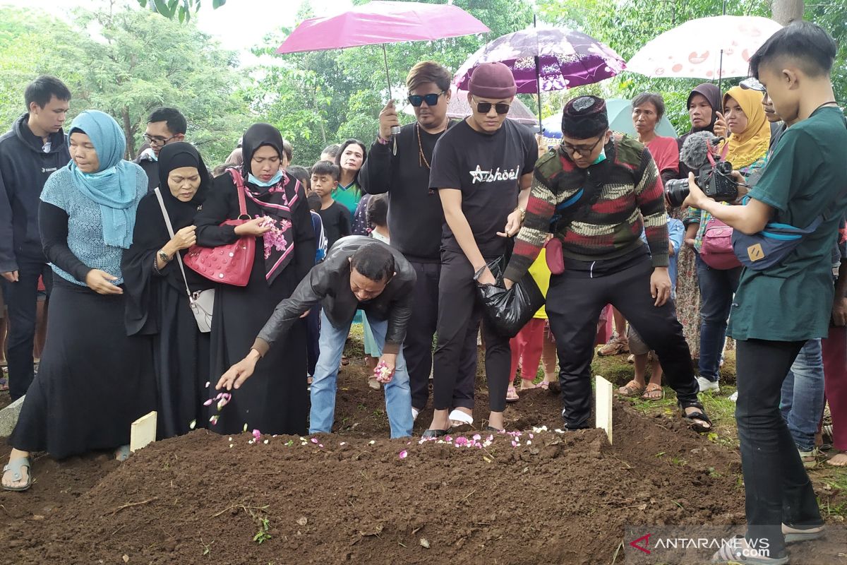 Jenazah ibu Rizky Febian dimakamkan di TPU Nagrog Bandung usai autopsi