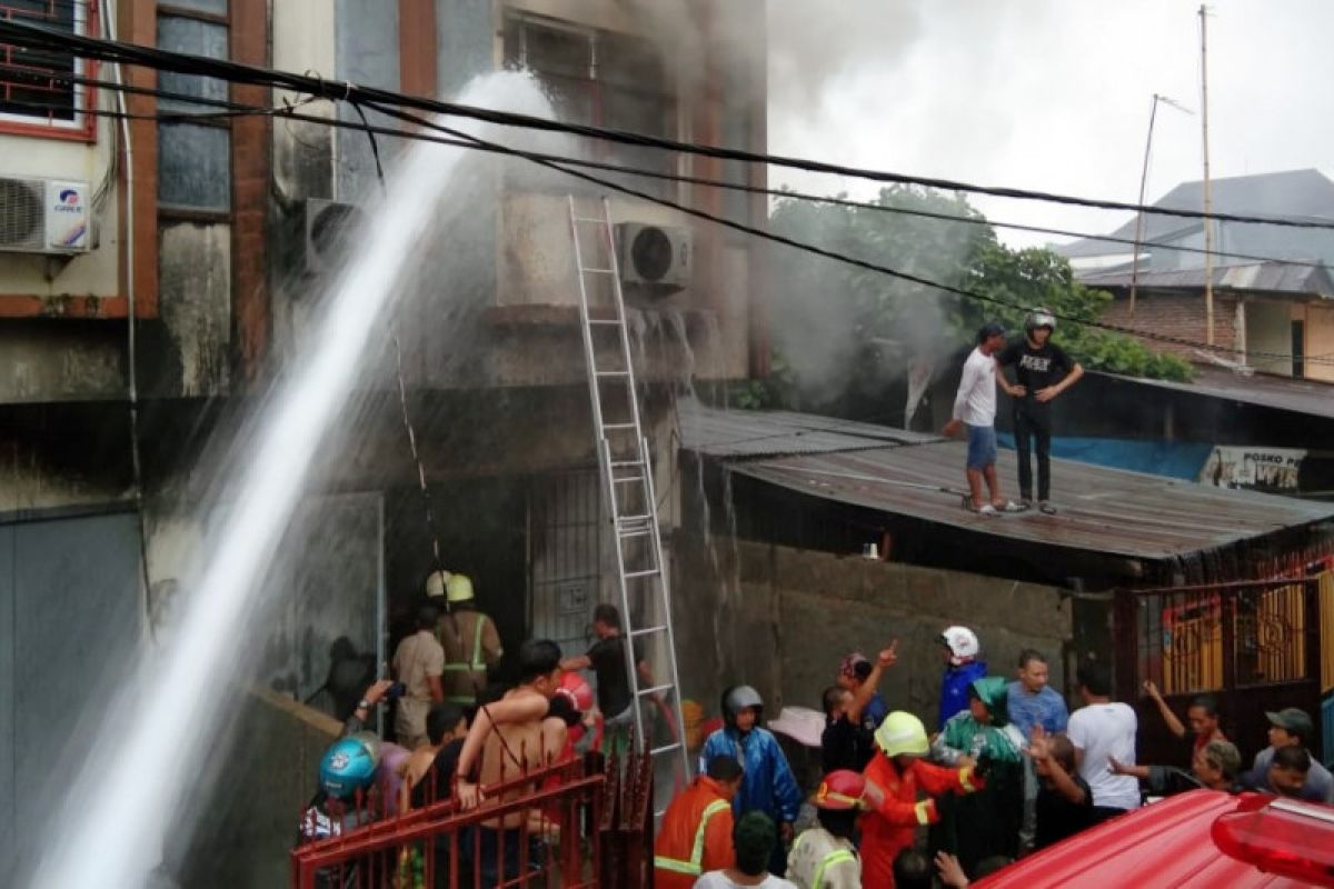 Lima orang tewas terjebak dalam kebakaran ruko di Makassar